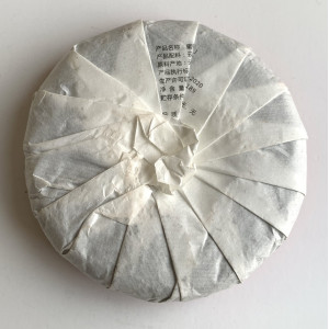 Красный (Черный) чай Медовый аромат 2021 год блин 100 г . Photo 3